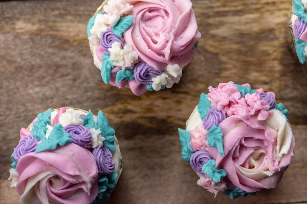 Cupcakes Florales Arriba Hacia Abajo Sobre Fondo Madera —  Fotos de Stock