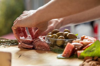 Gurme Şarküteri Yönetim Kurulu Seçici Odağına Salam Yerleştiriliyor