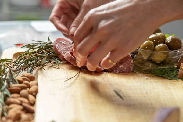 Τοποθέτηση Salami Για Gourmet Charcuterie Διοικητικό Συμβούλιο Επιλεκτική Εστίαση — Φωτογραφία Αρχείου