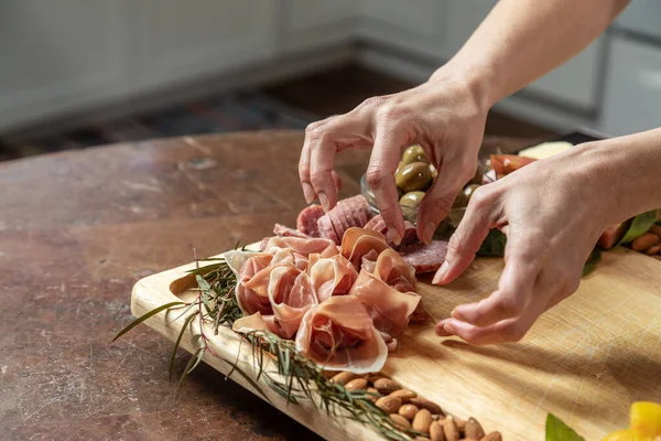 Salam, zeytin ve Gurme Şarküteri Kurulunda Prosciutto Kopya Alanı ile Seçici Odaklanma