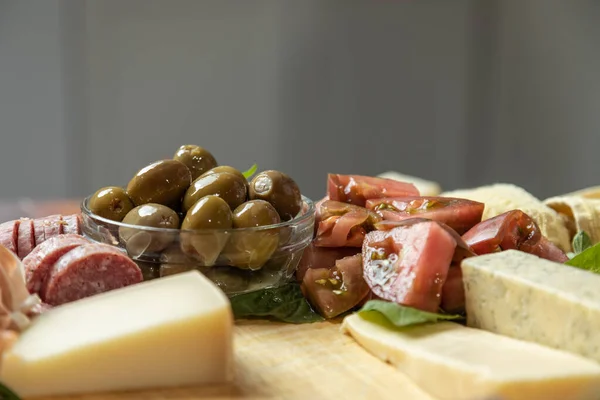 Legen Sie Gourmet Käse Auf Die Wurstplatte Selektiver Fokus — Stockfoto