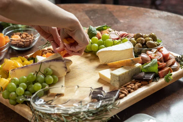 Leckeres Essen Auf Gourmet Charcuterie Board — Stockfoto