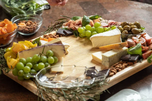 Gourmet Charcuterie Board Von Oben Nach Unten Flach Gelegt Mit — Stockfoto