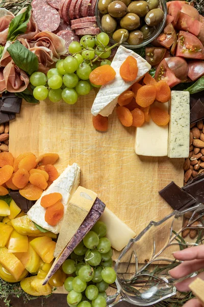 Gourmet Charcuterie Board Von Oben Nach Unten Flach Gelegt Mit — Stockfoto