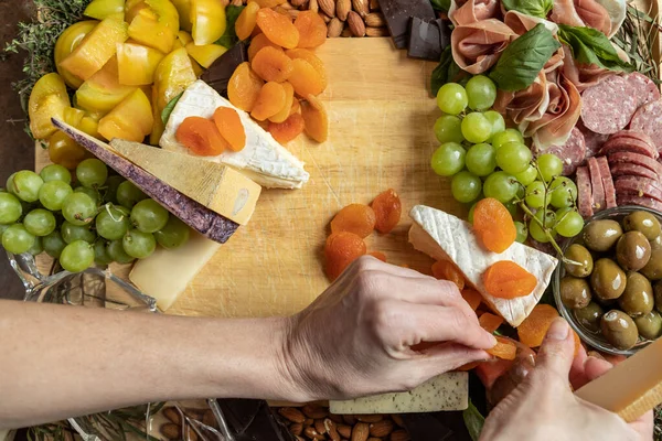 Leckeres Essen Auf Gourmet Charcuterie Board — Stockfoto