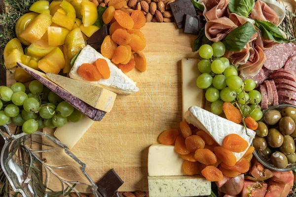 Gourmet Charcuterie Board Von Oben Nach Unten Flach Gelegt Mit — Stockfoto