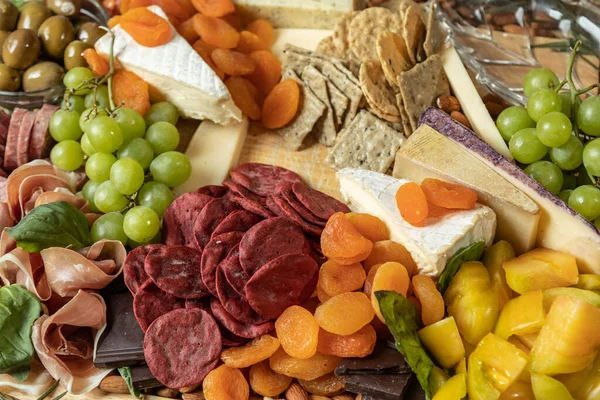 Gourmet Charcuterie Board Von Oben Nach Unten Flach Gelegt Mit — Stockfoto