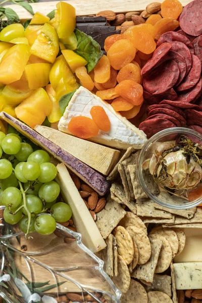 Κλείστε Top Gourmet Charcuterie Board Επίπεδη Τοποθέτηση Επιλεκτική Εστίαση — Φωτογραφία Αρχείου