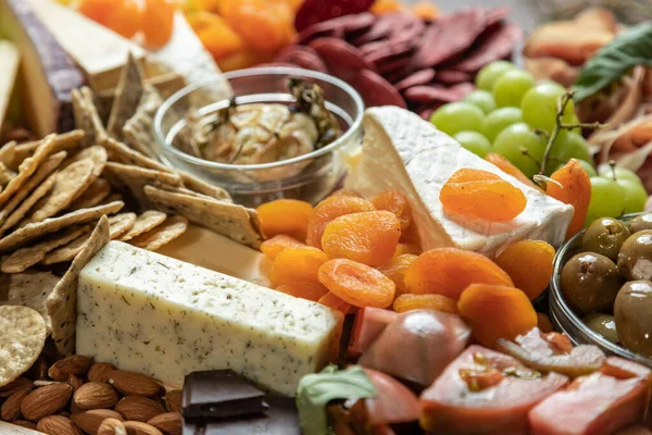 Chiudere Top Gourmet Charcuterie Board Lay Piatto Con Messa Fuoco — Foto Stock