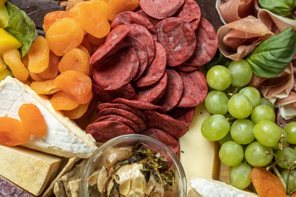 Fermer Top Gourmet Charcuterie Board Pose Plate Avec Mise Point — Photo