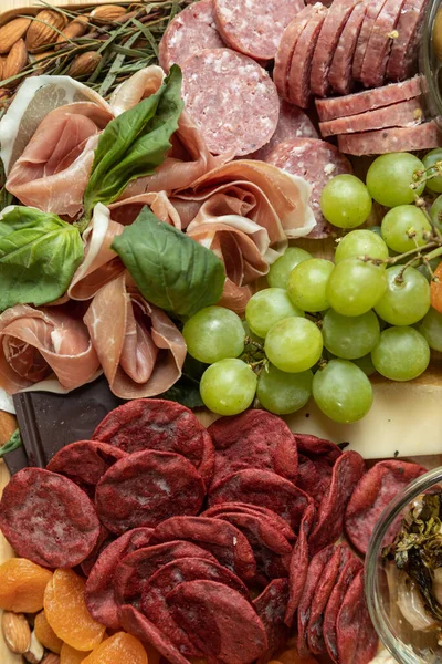 Chiudere Top Gourmet Charcuterie Board Lay Piatto Con Messa Fuoco — Foto Stock