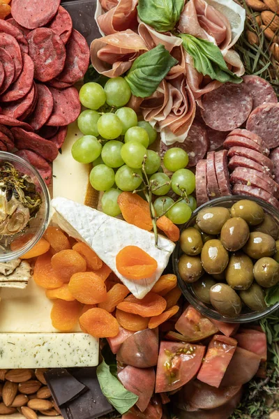 Chiudere Top Gourmet Charcuterie Board Lay Piatto Con Messa Fuoco Foto Stock