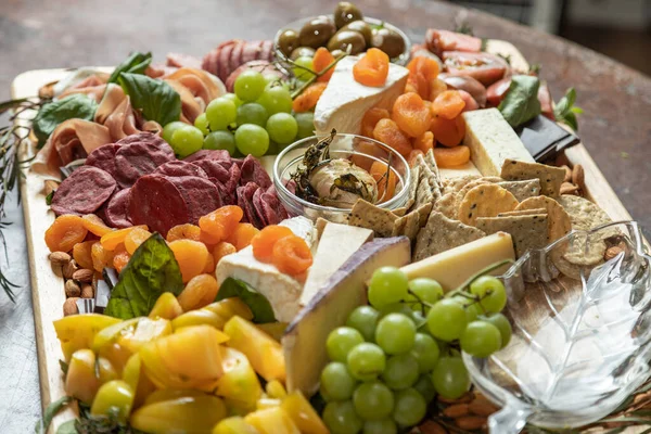 Closeup Gourmet Charcuterie Board Com Espaço Cópia Foco Seletivo Fotos De Bancos De Imagens