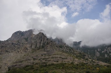 Demerdji dağın kaya oluşumları üzerinde bulutlar. Vadi Ghosts of. Manzara Kırım, Ukrayna