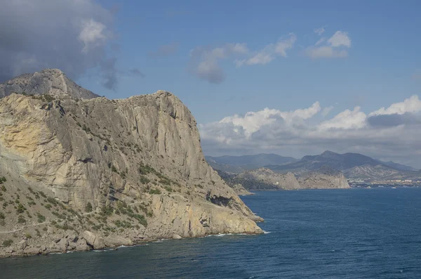 Vista desde el cabo Kopchik en el Mar Negro hasta la montaña Koba-Kaya en el pueblo de Novy Svet en Crimea . — Foto de Stock