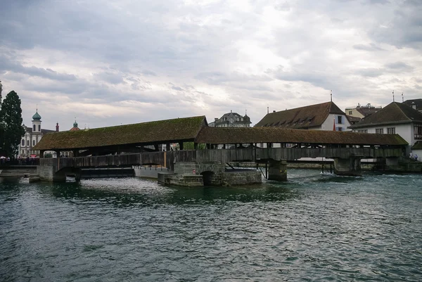 Luzerne, Suíça. Ponte de Spreuer (Spreuerbruecke) no — Fotografia de Stock