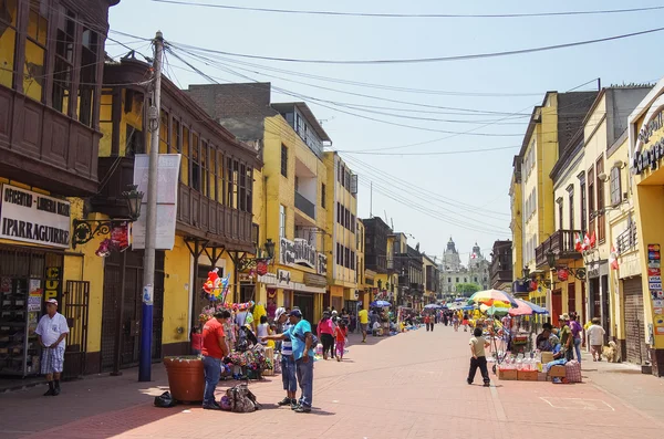 Vista de la calle del casco antiguo de Lima con casas tradicionales de colores y balcón de madera . — Foto de Stock