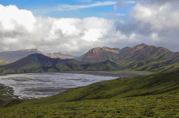 Tó és a moha borított vulkanikus hegyek. Landmannalaugar. — Stock Fotó