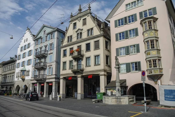 Edifícios tradicionais no cais Limmatquai na parte histórica da cidade . — Fotografia de Stock