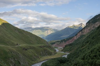 Thurso Dağı Vadisi 'ndeki Terek Nehri. Mtskheta-Mtianeti Bölgesi, Georgia