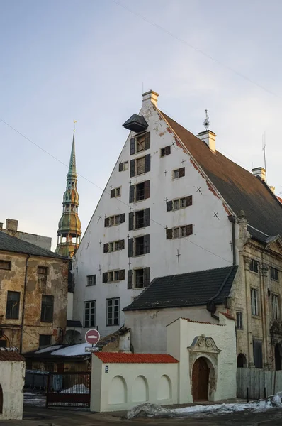 Maisons médiévales traditionnelles dans la rue de Riga vieille ville . — Photo