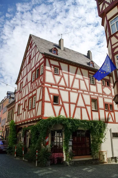 Mittelalterliches Dorf Bacharach. traditionelle Fachwerkhäuser in den Straßen der Stadt. Rheintal, Deutschland. — Stockfoto
