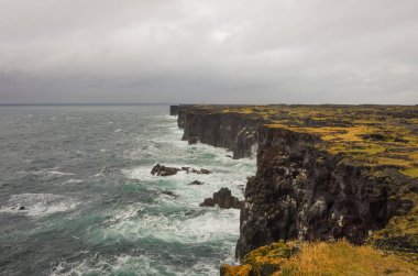 Atlantik Okyanusu ve siyah kaya cliff Batı İzlanda Coast, Snaefellsnes Yarımadası, İzlanda