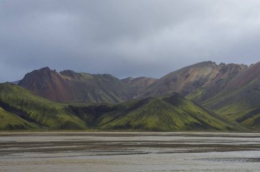 Göl ve yosun kaplı volkanik Dağları. Landmannalaugar. İzlanda