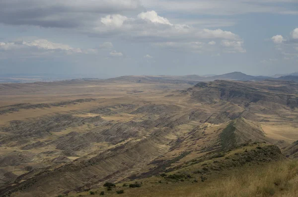 Nézd a félig sivatagi és a sztyeppei Gareja hegység, közel a Georgia David Gareja kolostor — Stock Fotó