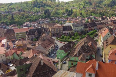  Havadan görünümü Sighisoara şehir tarihi kent, saat kulesi gördün. Romanya