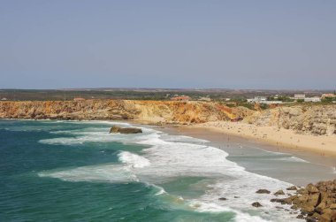Okyanus dalgaları Praia yapmak Tonel sahilde. Sagres kale, Portekiz görüntülemek.