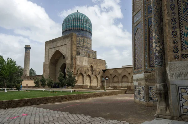 Il grande complesso di Bibi-Khanym Moschea con le belle cupole blu brillante, ricche decorazioni a mosaico e vecchi geroglifici sulle sue pareti, Samarcanda, Uzbekistan . — Foto Stock