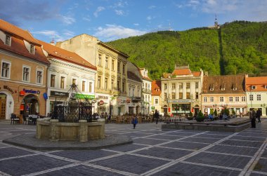  Brasov Konseyi Meydanı tarihsel arka plan üzerinde siyah Kilisesi ile şehir merkezidir.