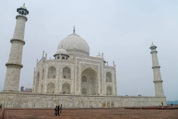 El Taj Mahal es un mausoleo de mármol blanco marfil situado en la orilla sur del río Yamuna, en la ciudad india de Agra, Uttar Pradesh. India — Foto de Stock