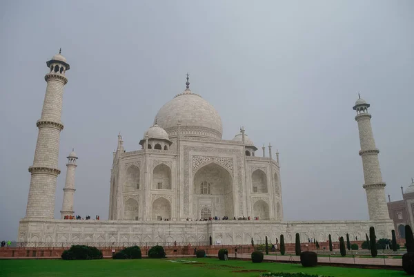 Le Taj Mahal est un mausolée de marbre blanc ivoire situé sur la rive sud de la rivière Yamuna dans la ville indienne d'Agra, dans l'Uttar Pradesh. Inde — Photo