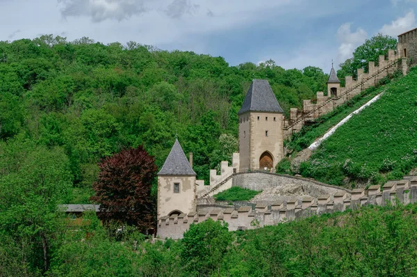 Çek Cumhuriyeti Prag yakınlarındaki ünlü ortaçağ Karlstejn şatosunun kuleleri ve duvarları — Stok fotoğraf