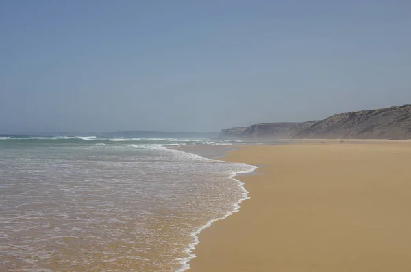 美しい Bordeira ビーチ、アルガルヴェ地方、大西洋、Portuga で有名なサーフィンの場所の表示 — ストック写真