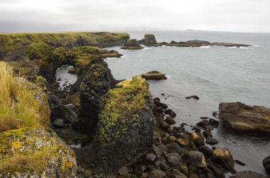 Atlantik Okyanusu ve siyah kaya cliff Batı İzlanda Coast, Snaefellsnes Yarımadası, İzlanda
