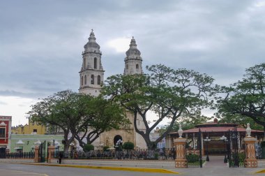 Bağımsızlık Plaza, katedral Meydanı karşı tarafta ile. Campeche, Meksika