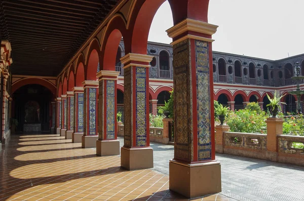 Patio en el Convento Santo Domingo en Lima, Perú . — Foto de Stock