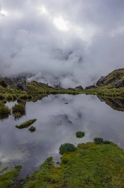 Riflessione nuvole nel lago di montagna vicino al passo Punta Union. Parco Nazionale Huascaran, Cordillera Blanca - Circuito di Santa Cruz Trekking. Perù — Foto Stock