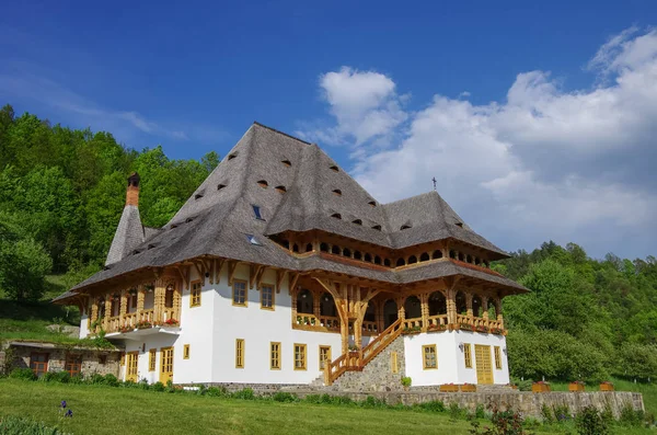 Tradiční dřevěný dům v klášteře barsanských. Maramures region, Rumunsko — Stock fotografie