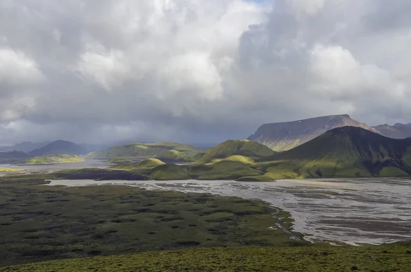 Lac et montagnes volcaniques couvertes de mousse. Landmannalaugar. Islande — Photo