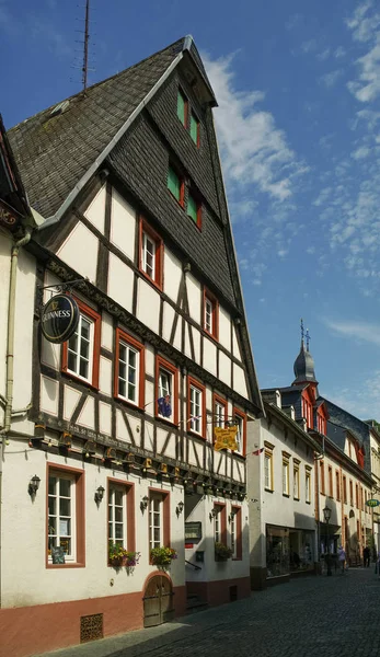 Středověká vesnice Bacharach. Tradiční rámce (Fachwerk) domy v ulicích města. Údolí Rýna, Německo. — Stock fotografie