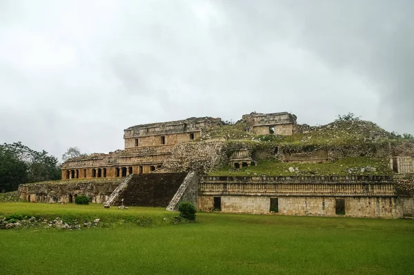 Ruinerna av den antika Maya staden av Kabah, Mexiko Stockbild