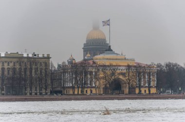 St. Isaac's Katedrali ve Saint Petersburg'da bina Admiralty