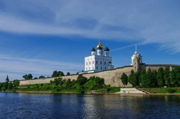 Vista panoramica dal fiume Volhov della Cattedrale della Trinità, la campana — Foto Stock
