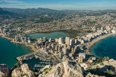 Calpe (Calp) şehirde, İspanya görüntüleyin. Penon (Ifach) kaya sahil, liman, göl ve şehir manzaralı, vurdu