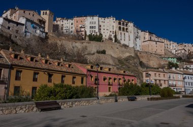 Cuenca, İspanya - 29 Aralık 2016: Asılı görünümüne Cuenca eski şehrin 