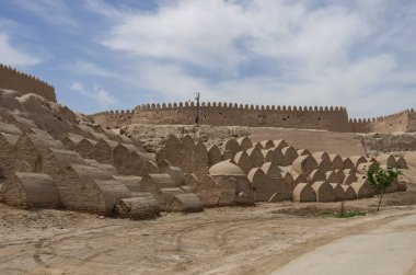 Hiva, Özbekistan'ın ortaçağ şehir kalesinin topraklarında çok sayıda tuğla mezar